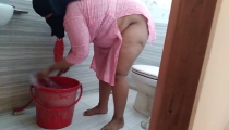 The Owner Fucked the Saudi Maid While She Was Cleaning the Bathroom Naked – and Gave Something Back