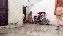 Barsaat ke mausam mein chute lagwane ka Apne maja hai barsat ke mausam mein gand Marne ka apna Maja