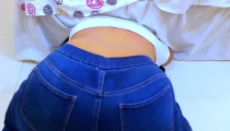 Big Ass Hot Stepmom in Jeans Pant Stuck Under Bed When She Cleaning Room, Now She Want Anal Fuck!